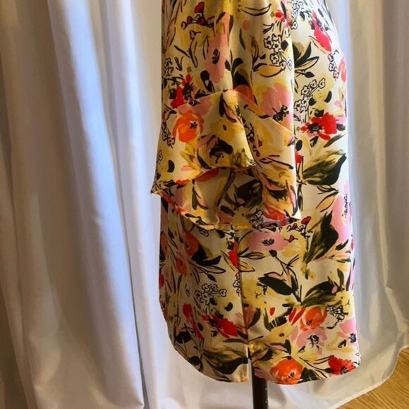 NWOT ELLEN TRACY top with ruffled short sleeves in size medium - Picture 6 of 11